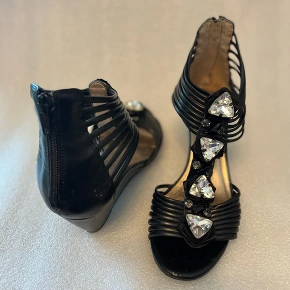 T-strap short heeled sandals - Picture 2 of 8